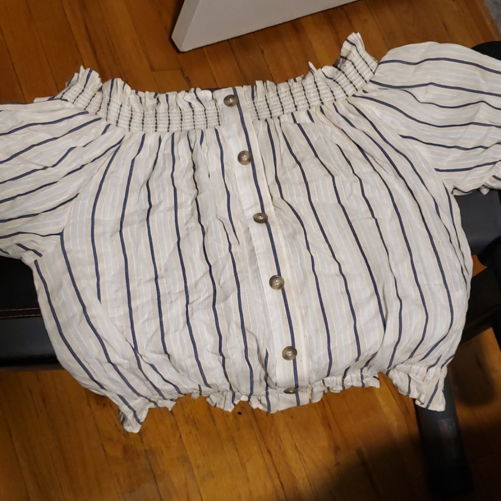 Off the shoulder shirt with buttons